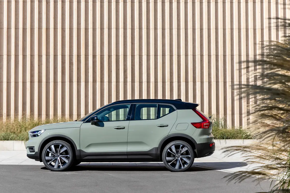 271840-Volvo-XC40-Recharge-P8-AWD