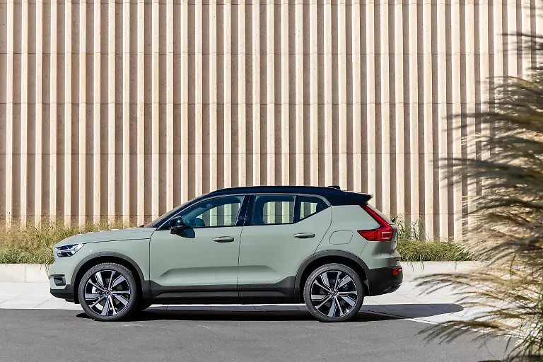 271840-Volvo-XC40-Recharge-P8-AWD