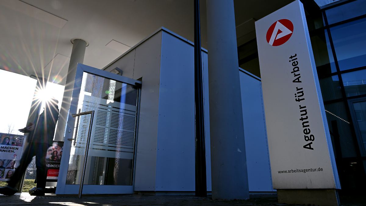 -Wenig-Dynamik-am-Arbeitsmarkt-Arbeitslosenzahl-steigt-mit-3-085-Millionen-auf-Zw-lf-Jahres-Hoch