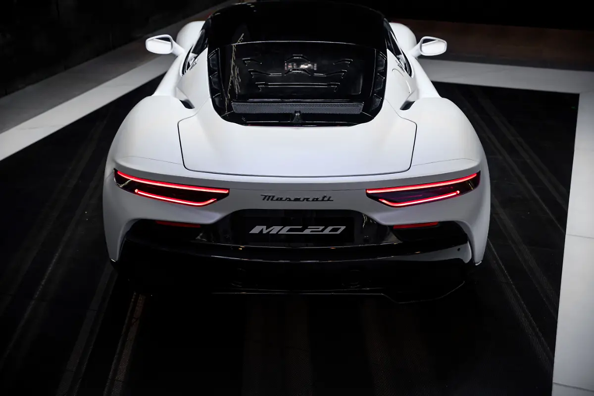 Large-17301-MaseratiMC20
