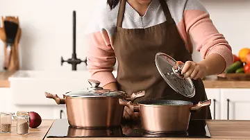 epi_1008778810_ADOBE FOTO STOCK_486394563_Woman cooking in cop