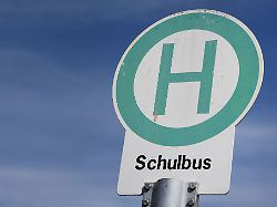 Niedersachsen & Bremen: Schulbus mit Kindern rutscht in Graben