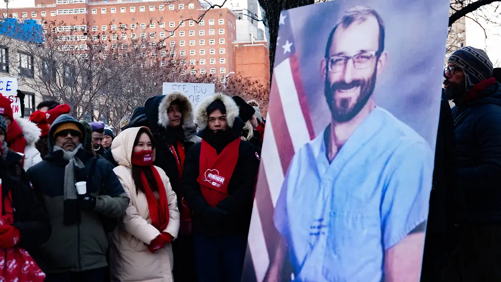 January-29-2026-New-York-New-York-USA-Hundreds-of-healthcare-workers-community-members-and-veterans-braved-the-chill-air-rallied-on-Thursday-on-the-east-side-of-Manhattan-to-mourn-the-death-of-Alex-Pretti-after-ICE-agents-fatally-shot-the-ICU-nurse-in-Minneapolis