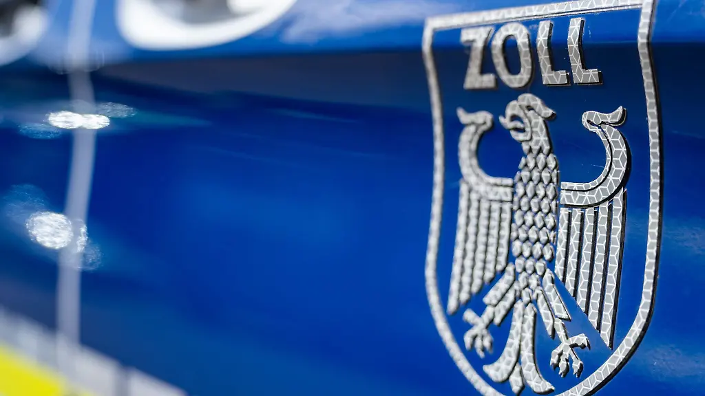 Einsatzkraefte-der-Finanzkontrolle-Schwarzarbeit-des-Hauptzollamts-Frankfurt-Oder-decken-Faelle-illegaler-Beschaeftigung-auf