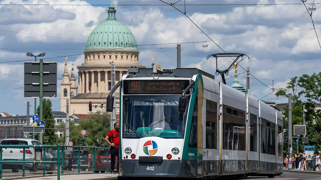 Die-Gewerkschaft-Verdi-kuendigt-fuer-Montag-einen-Warnstreik-beim-oeffentlichen-Nahverkehr-in-Brandenburg-an-Archivbild