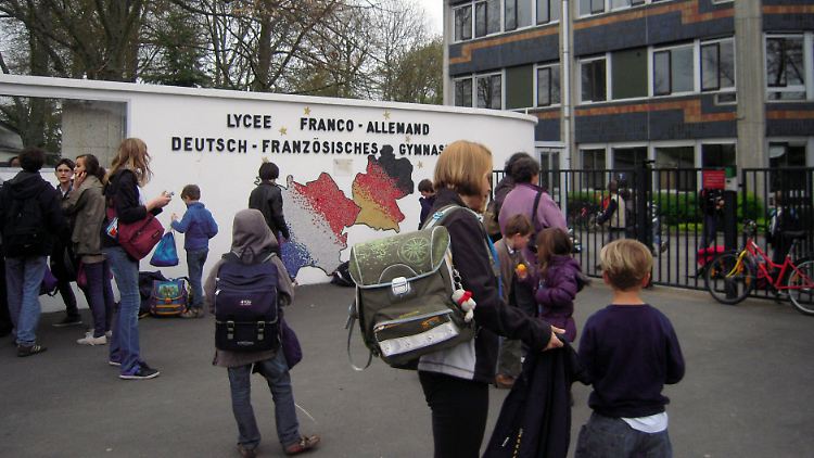 Eingang zum Deutsch-Französischen Gymnasium in Buc am Rande des französischen Versailles.