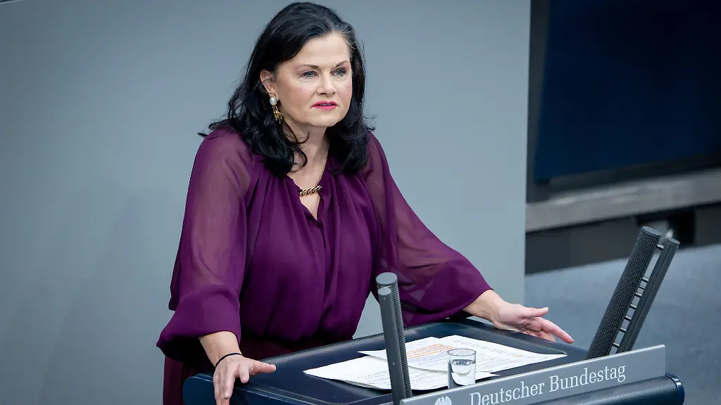 Gitta-Connemann-CDU-im-Portrait-bei-seiner-Rede-zum-Tagesordnungspunkt-Klimaschutzfolgenbereinigungsgesetz-bei-der-40-Sitzung-des-Deutschen-Bundestag-in-Berlin-13-11