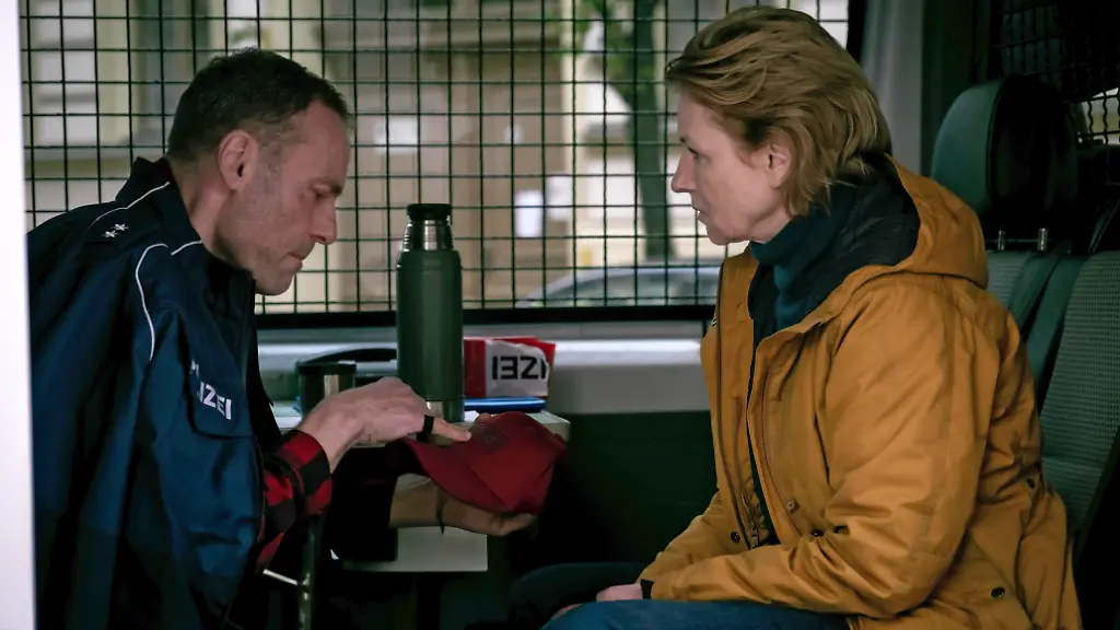 ARD-rbb-TATORT-GEFAHRENGEBIET-am-Sonntag-01-02-26-um-20-15-Uhr-im-ERSTEN-Ein-Einsatz-der-Spuren-hinterlaesst-Susanne-Bonard-Corinna-Harfouch-re-und-Robert-Karow-Mark-Waschke-li-im-Einsatzwagen-auf-der-Jagd-nach-dem-Moerder-rbb-Conny-Klein-honorarfrei-Verwendung-gemaess-der-AGB-im-engen-inhaltlichen-redaktionellen-Zusammenhang-mit-genannter-rbb-Sendung-bei-Nennung-Bild-rbb-Conny-Klein-S2-rbb-Presse-Information-Masurenallee-8-14-14057-Berlin-Tel-030-97-99-3-12118-oder-12116-pressefoto-rbb-online