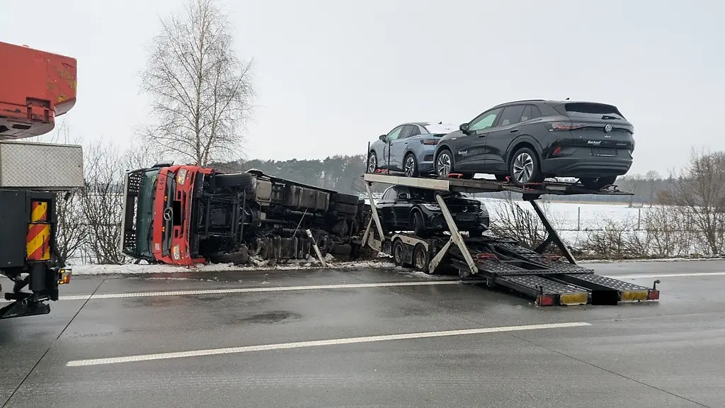 Ein-Autotransporter-Gespann-geriet-auf-der-Autobahn-1-in-Richtung-Bremen-ins-Rutschen-Die-Zugmaschine-landete-im-Graben-der-Anhaenger-mit-geladenen-Autos-riss-ab-und-blieb-auf-der-Fahrbahn-stehen