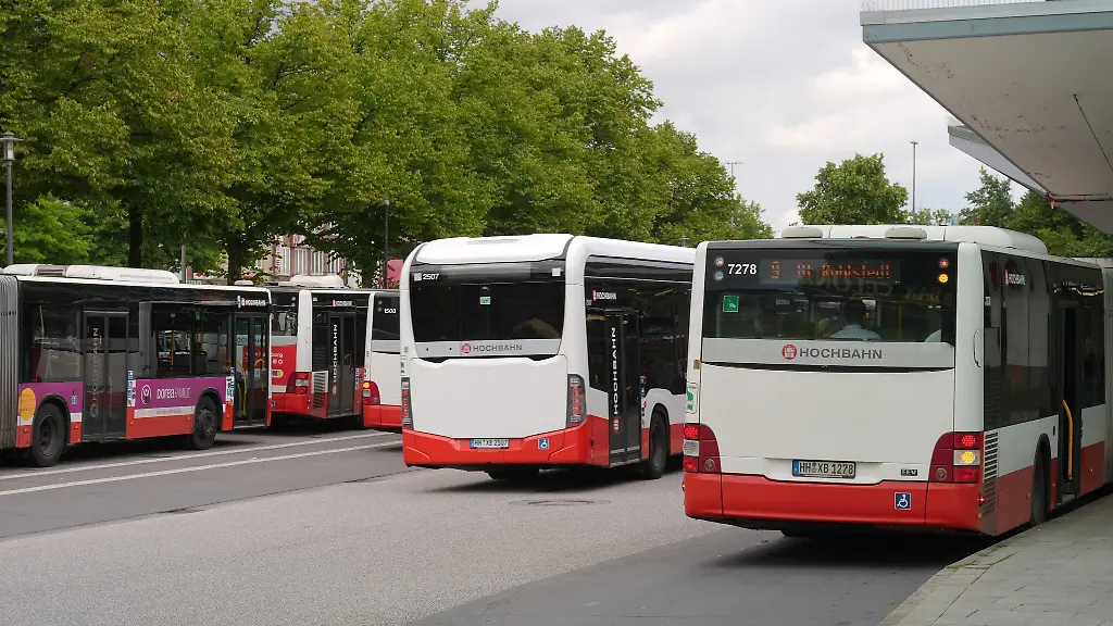 Busse-und-U-Bahnen-der-Hochbahn-und-der-Verkehrsbetriebe-Hamburg-Holstein-VHH-bleiben-am-Montag-in-Hamburg-wegen-eines-24-stuendigen-Warnstreiks-aller-Voraussicht-nach-in-den-Depots