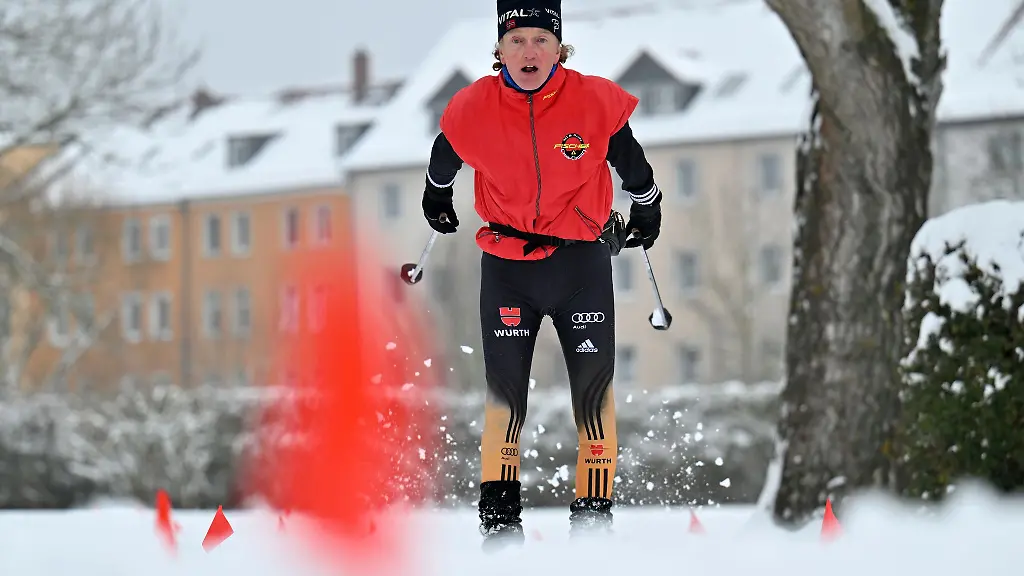 Eine-Freibadwiese-in-Eisenach-wird-als-Langlaufloipe-genutzt