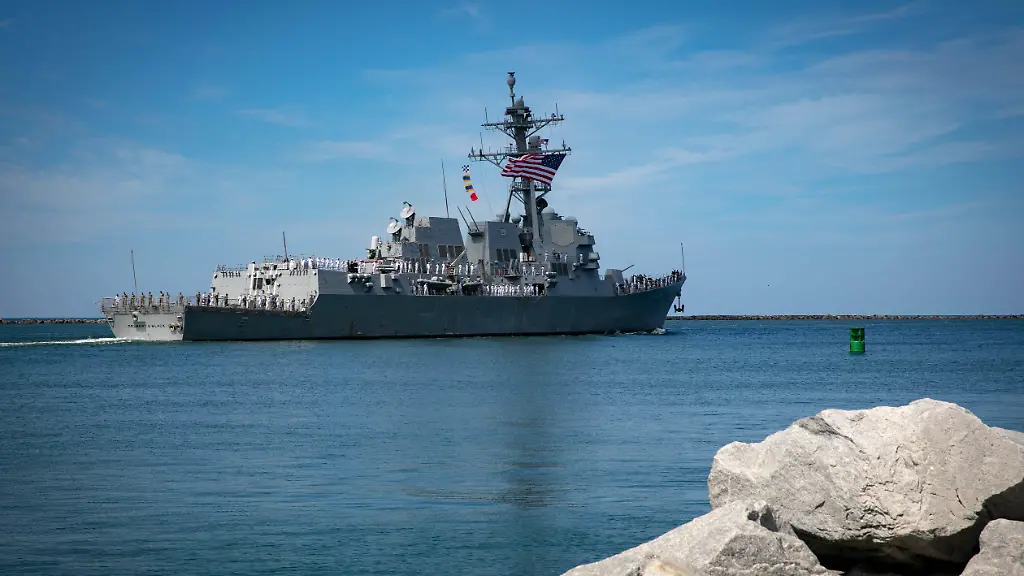 USS-Delbert-D-Black-August-3-2022-Jacksonville-Florida-USA-The-Arleigh-Burke-class-guided-missile-destroyer-USS-Delbert-D-Black-DDG-119-departs-Naval-Station-Mayport-for-deployment-August-2-2022-Delbert-D-Black-is-homeported-at-Naval-Station-Mayport-photo-by-Mass-Communication-Specialist-2nd-Class-Juel-Foster-Copyright-xU-S