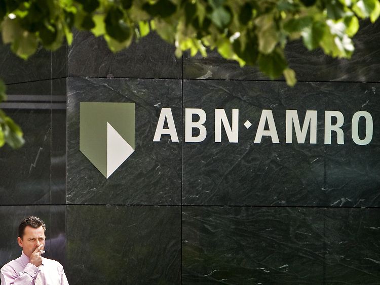 Offensichtlich vergebliche Suche nach Entspannung: Ein Raucher vor der ABN-Amro-Zentrale.