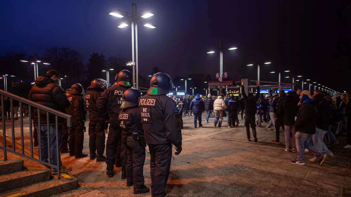 Fussball-Herren-Saison-2025-2026-2-Bundesliga-18-Spieltag-Hertha-BSC-FC-Schalke-04-am-S-Bahnhof-Olympiastadion-gerieten-Polizei-und-Schalke-Fans-auf-der-Abreise-nach-dem-Spiel-aneinander-17-01