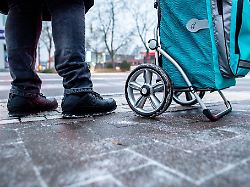 Berlin & Brandenburg: Bei Glatteis sind Senioren auf Nachbarn angewiesen