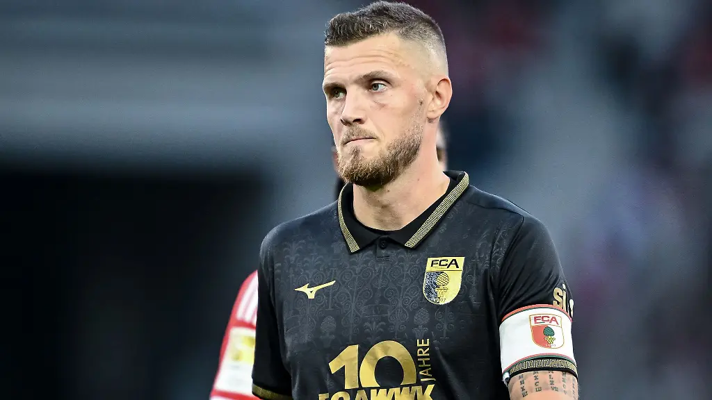 Der-Kapitaen-bleibt-Der-FC-Augsburg-hat-mit-Jeffrey-Gouweleeuw-noch-einmal-um-ein-Jahr-verlaengert