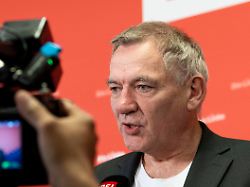 Jan van Aken im Interview: "Landesverteidigung geht nicht mit Wattebäuschchen"