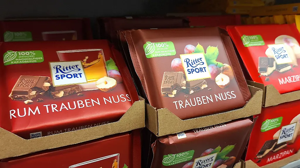 Themenbild-Einkaufen-im-Einzelhandel-Supermarkt-Discounter-Verkaufsregal-mit-Lebensmittel-Nahrungsmittel-Bild-Verkaufsregal-mit-Lebensmittel-Nahrungsmittel-im-Supermarkt-Discounter-Einzelhandel-im-Rewe-Penny-Aldi-Lidl-Regal-Ritter-Sport-Nuss-Ritter-Sport-Schokolade-Foto-Eibner-Pressefoto-Fleig