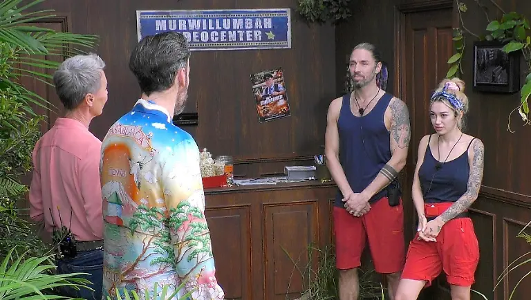 ACHTUNG-SPERRFRIST-FUeR-ALLE-MEDIEN-BIS-ZUM-SHOWENDE-FREITAG-30-JANUAR-2026-23-15-UHR-Ariel-r-und-Gil-Ofarim-treten-zur-Dschungelpruefung-MurwillumBAH-Videocenter-an-und-werden-von-Sonja-Zietlow-und-Jan-Koeppen-begruesst-Die-Verwendung-des-sendungsbezogenen-Materials-ist-nur-mit-dem-Hinweis-und-Verlinkung-auf-RTL-gestattet