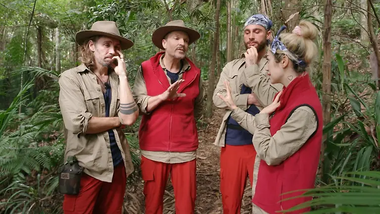 ACHTUNG-SPERRFRIST-FUeR-ALLE-MEDIEN-BIS-ZUM-SHOWENDE-FREITAG-30-JANUAR-2026-23-15-UHR-Gil-Ofarim-l-und-Ariel-auf-dem-Weg-zur-Dschungelpruefung-MurwillumBAH-Videocenter-Sie-werden-von-Hardy-Krueger-2-v-l-und-Umut-Tekin-bis-zur-Bruecke-begleitet-Die-Verwendung-des-sendungsbezogenen-Materials-ist-nur-mit-dem-Hinweis-und-Verlinkung-auf-RTL-gestattet