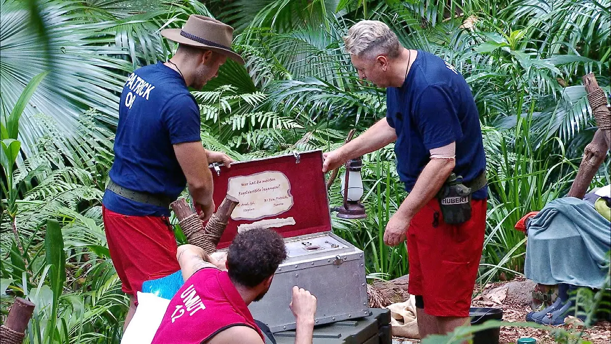 ACHTUNG-SPERRFRIST-FUeR-ALLE-MEDIEN-BIS-ZUM-SHOWENDE-FREITAG-30-JANUAR-2026-23-15-UHR-Hubert-Fella-r-und-Patrick-Romer-haben-die-Schatzkiste-ins-Camp-gebracht-Auch-die-Raetsel-Frage-in-der-Truhe-wird-nun-korrekt-beantwortet-Der-Gewinn-eine-einzige-Zigarette-die-jedoch-nur-ein-Star-rauchen-darf-Die-Verwendung-des-sendungsbezogenen-Materials-ist-nur-mit-dem-Hinweis-und-Verlinkung-auf-RTL-gestattet