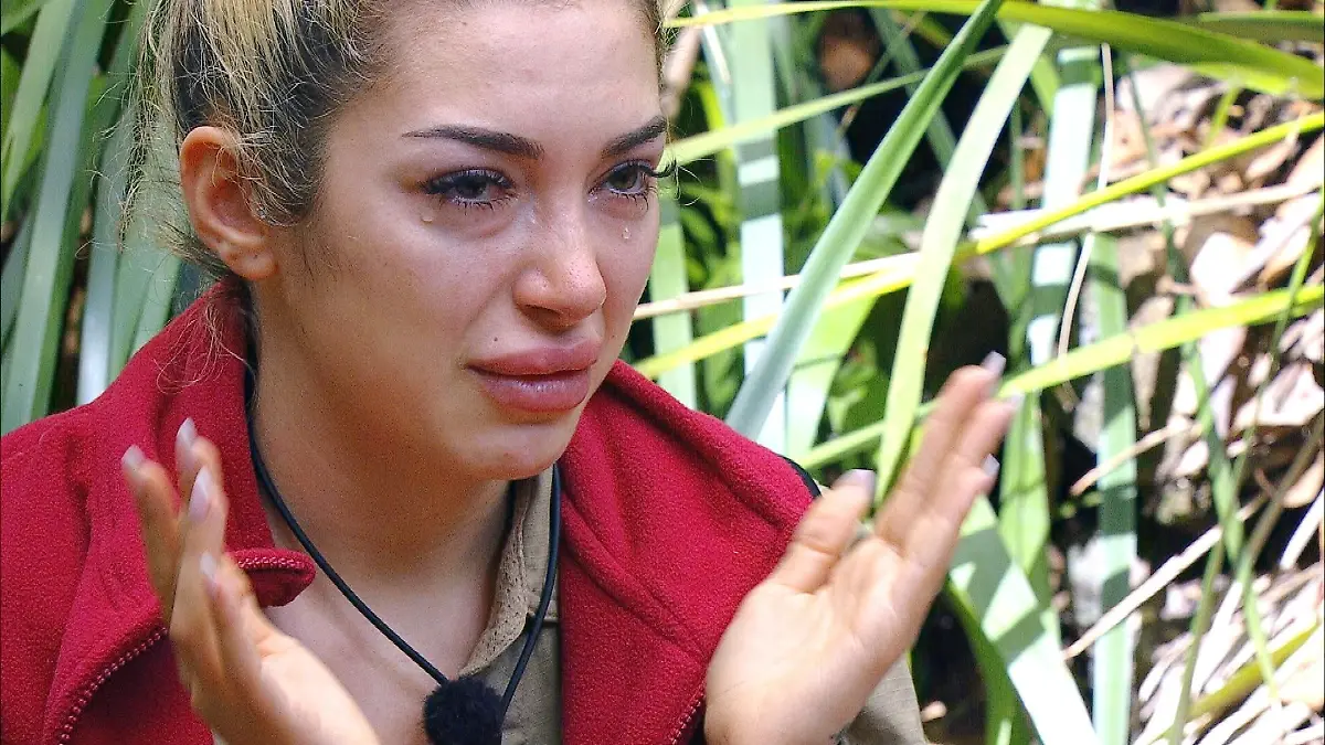 ACHTUNG-SPERRFRIST-FUeR-ALLE-MEDIEN-BIS-ZUM-SHOWENDE-FREITAG-30-JANUAR-2026-23-15-UHR-Mit-Traenen-in-den-Augen-erzaehlt-Ariel-Mirja-von-einem-Traum-Heute-Nacht-habe-ich-von-meinem-Papa-getraeumt-Hier-zu-sein-tut-mir-gut-denn-ich-bin-hier-viel-am-Nachdenken-was-ich-im-Alltag-nicht-mache-Die-Verwendung-des-sendungsbezogenen-Materials-ist-nur-mit-dem-Hinweis-und-Verlinkung-auf-RTL-gestattet