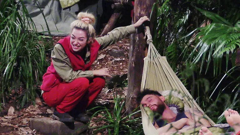 ACHTUNG-SPERRFRIST-FUeR-ALLE-MEDIEN-BIS-ZUM-SHOWENDE-FREITAG-30-JANUAR-2026-23-15-UHR-Ariel-zeigt-einmal-mehr-ihre-vielen-Facetten-Eben-noch-kitzelt-sie-den-schlafenden-Umut-mit-einem-Grashalm-kurz-darauf-zieht-sie-mit-Samira-Richtung-Toilette-bereit-fuer-eine-ordentliche-Laesterattacke-Die-Verwendung-des-sendungsbezogenen-Materials-ist-nur-mit-dem-Hinweis-und-Verlinkung-auf-RTL-gestattet