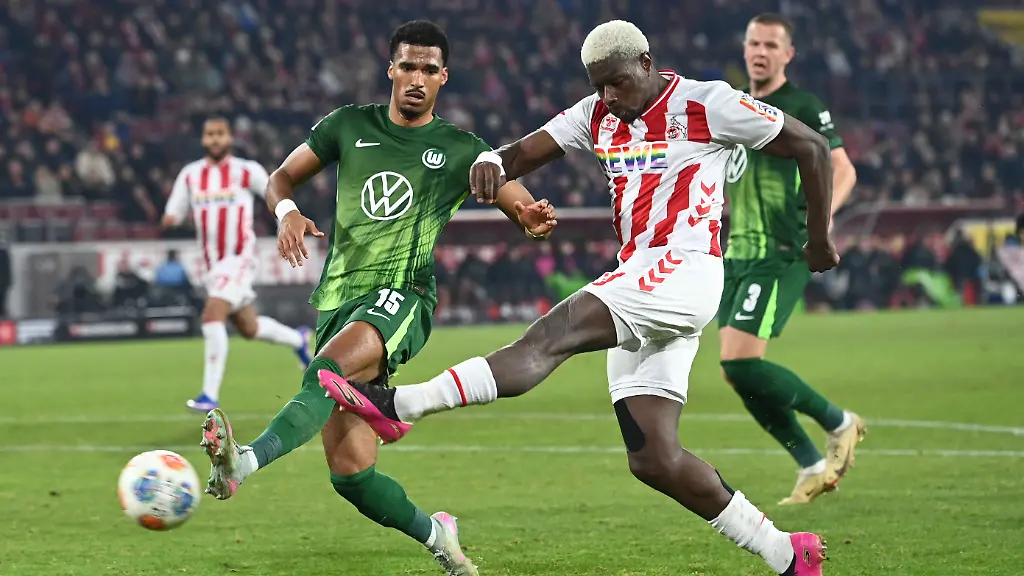 Ragnar-ACHE-K-gegen-Moritz-JENZ-WOB-Aktion-Zweikampf-Fussball-1-Bundesliga-20-Spieltag-matchday20-1-FC-Koeln-K-VfL-Wolfsburg-WOB-am-30-01-2026-in-Koeln-Deutschland