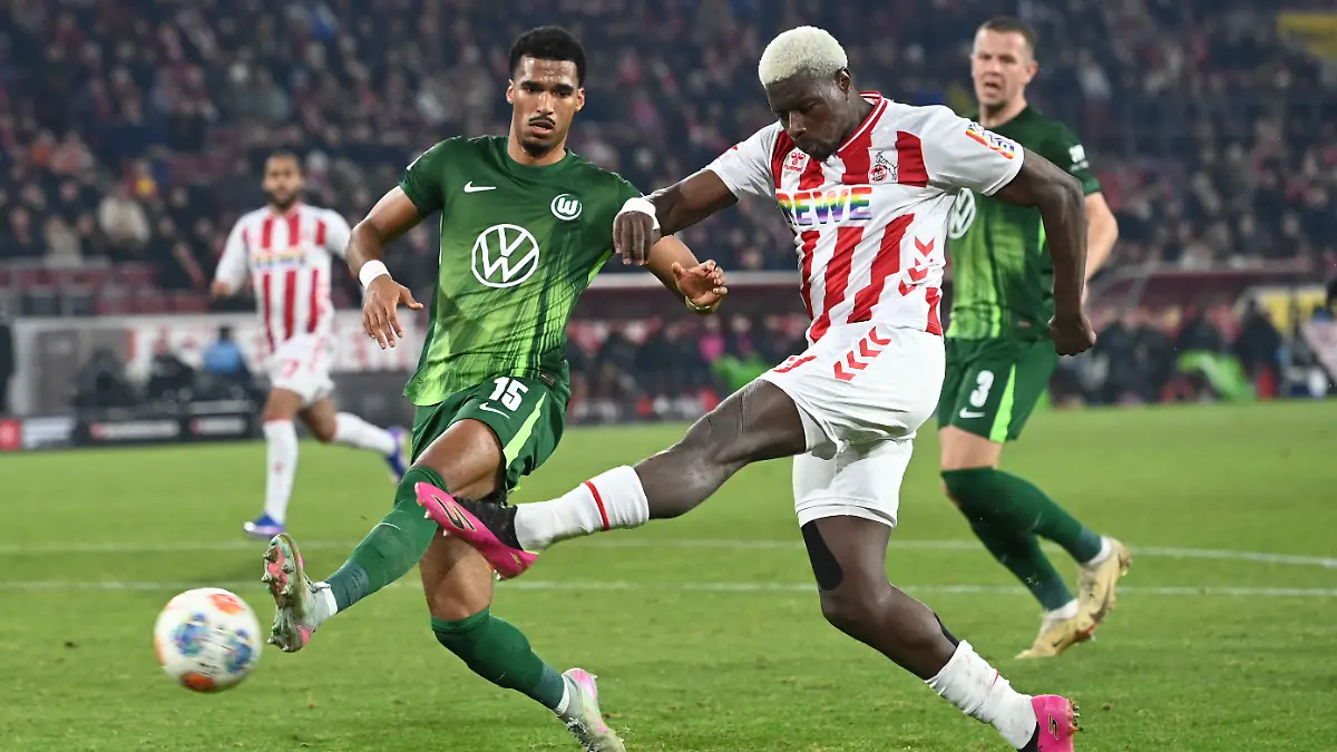 Ragnar-ACHE-K-gegen-Moritz-JENZ-WOB-Aktion-Zweikampf-Fussball-1-Bundesliga-20-Spieltag-matchday20-1-FC-Koeln-K-VfL-Wolfsburg-WOB-am-30-01-2026-in-Koeln-Deutschland