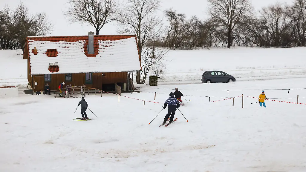 Skifahrer-fahren-auf-einer-Piste-am-Schuetzenberg-Nach-den-juengsten-massiven-Schneefaellen-konnten-die-Skilifte-in-Nordbayern-nach-Jahren-wieder-in-Betrieb-genommen-werden