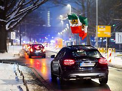 Niedersachsen & Bremen: Protest gegen Gewalt im Iran: Autokorso fährt durch Hannover