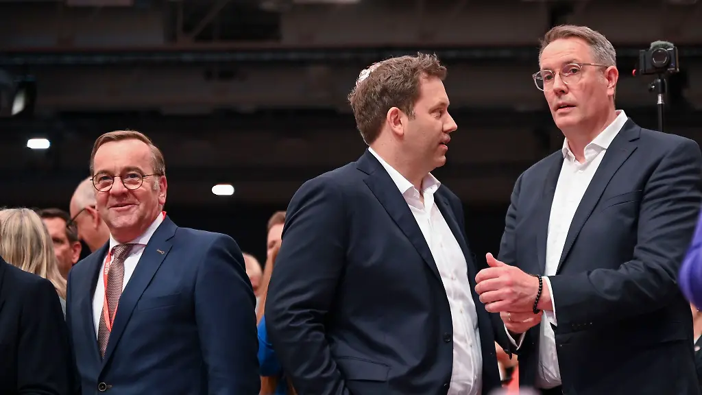 Boris-Pistorius-l-und-Alexander-Schweitzer-r-zusammen-mit-Lars-Klingbeil-M-beim-SPD-Bundesparteitag-2025