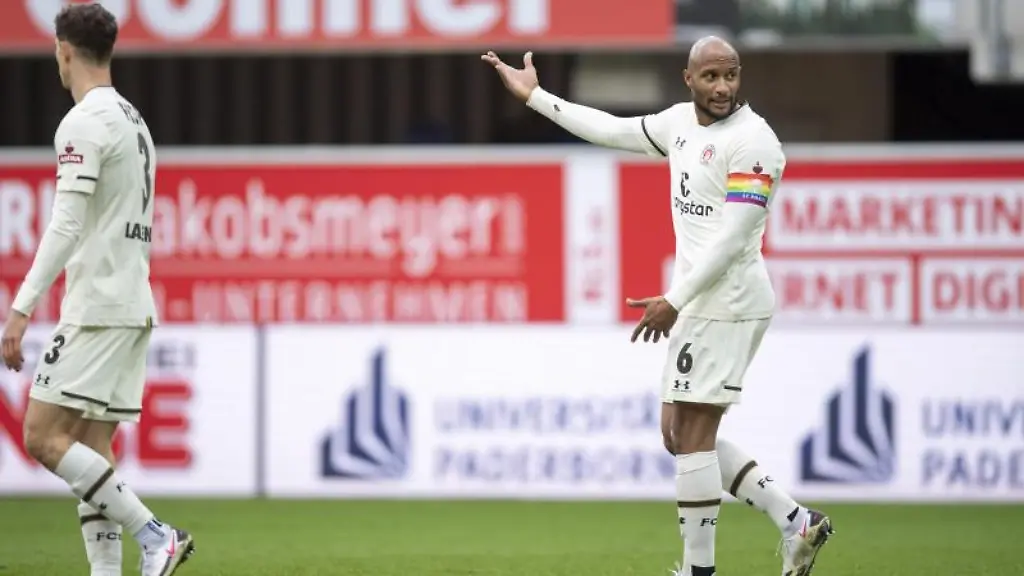 Christopher-Avevor-gestikuliert