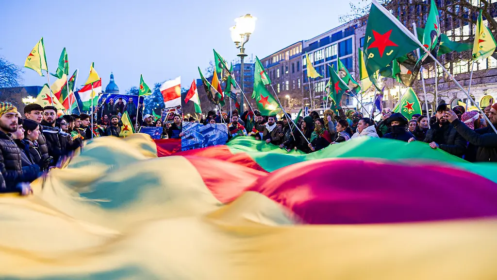 Wie-auf-diesem-Foto-von-vor-rund-einer-Woche-werden-am-Samstag-nach-Angaben-der-Polizei-wieder-viele-Menschen-an-einer-pro-kurdischen-Demonstration-teilnehmen