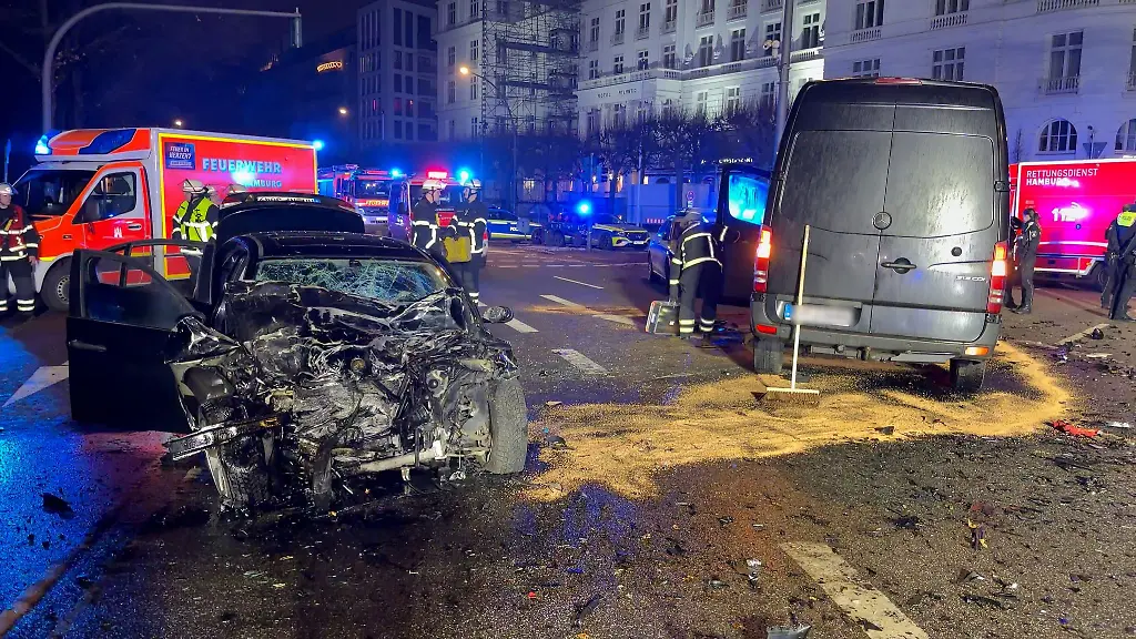 Die-Unfallstelle-an-der-Kennedybruecke-Bei-einer-Verfolgungsjagd-durch-die-Hamburger-Innenstadt-kam-es-zu-dem-Unfall