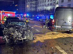 Hamburg & Schleswig-Holstein: Frontalkollision nach Verfolgung – Beifahrer stirbt