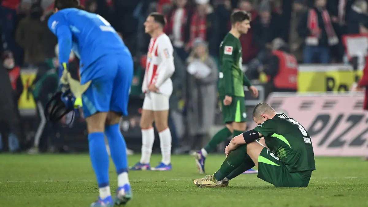 VfL-Wolfsburg-Enttaeuschung-entaeuscht-Frust-niedergeschlagen-Torwart-Kamil-GRABARA-WOB-und-Denis-VAVRO-WOB-Fussball-1-Bundesliga-20-Spieltag-matchday20-1-FC-Koeln-K-VfL-Wolfsburg-WOB-1-0-am-30-01-2026-in-Koeln-Deutschland