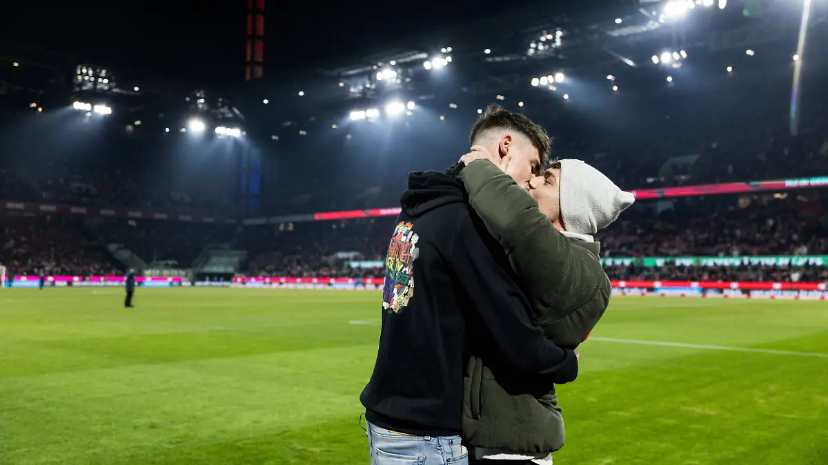 KOELN-GERMANY-JANUARY-30-Referee-Pascal-Manuel-Kaiser-asking-his-boyfriend-Moritz-to-marry-him-pitchside-the-couple-is-kissing-each-other-before-the-Bundesliga-match-between-1-FC-Koeln-vs-VfL-Wolfsburg-at-Rheinenergie-Stadion-on-matchday-20-of-the-1-Bundesliga-on-January-30-2026-in-Koeln-Germany-DFL-REGULATIONS-PROHIBIT-ANY-USE-OF-PHOTOGRAPHS-AS-IMAGE-SEQUENCES-AND-OR-QUASI-VIDEO