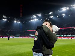 "Möchte mich nicht verstecken": Schiedsrichter überrascht Freund mit Heiratsantrag im Stadion