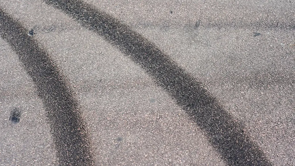 Beim-sogenannten-Burnout-entsteht-Laerm-und-Rauch