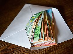 Niedersachsen & Bremen: Falsche Polizisten nehmen Rentnerin mehr als 100.000 Euro ab