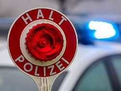 Niedersachsen & Bremen: Polizei stoppt flüchtigen Fahrer mit gezogener Waffe