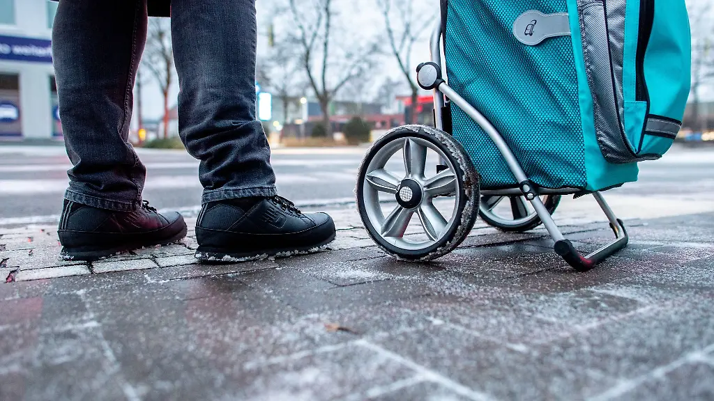 Auf-Berliner-Gehwegen-darf-bei-Glatteis-nun-Streusalz-zum-Einsatz-kommen
