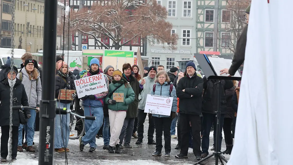 Etwa-100-Menschen-haben-in-Erfurt-fuer-ein-Verbot-von-privatem-Silvesterfeuerwerk-demonstriert