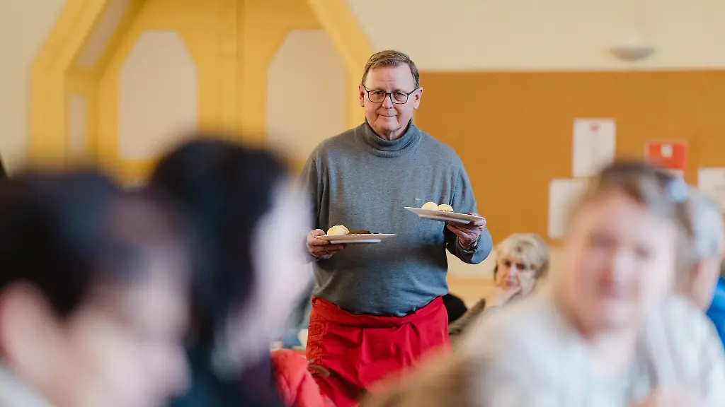 Bundestagsvizepraesident-Bodo-Ramelow-Linke-betaetigt-sich-am-letzten-Oeffnungstag-der-Saison-2025-26-im-Restaurant-des-Herzens-als-Kellner-und-serviert-Beduerftigen-Sauerbraten-und-Kloesse