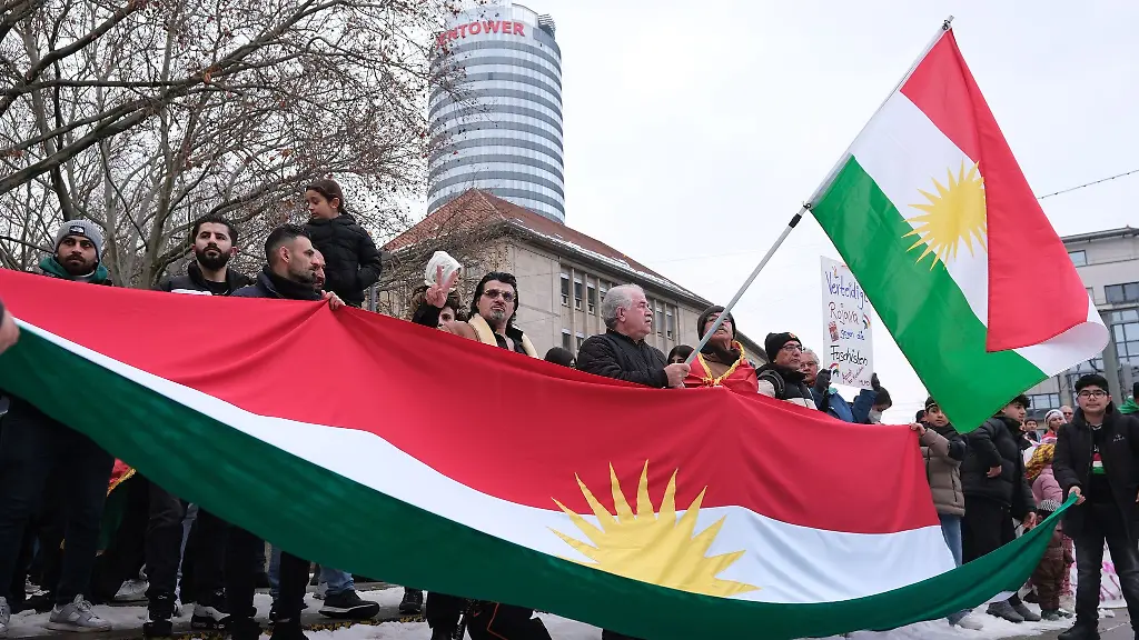 Eine-pro-kurdische-Kundgebung-in-Jena-vor-dem-Hintergrund-der-schwierigen-Situation-der-Kurden-in-Syrien