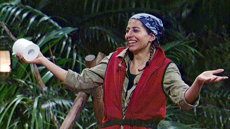 ACHTUNG-SPERRFRIST-FUeR-ALLE-MEDIEN-BIS-ZUM-SHOWENDE-SAMSTAG-31-JANUAR-2026-22-30-UHR-Es-gibt-eine-weitere-Rolle-Klopapier-Teamchefin-Eva-Benetatou-ordnet-an-Ich-verteile-euch-jetzt-Papierstueckchen-und-damit-muesst-ihr-bis-morgen-MIttag-auskommen-Die-Verwendung-des-sendungsbezogenen-Materials-ist-nur-mit-dem-Hinweis-und-Verlinkung-auf-RTL-gestattet