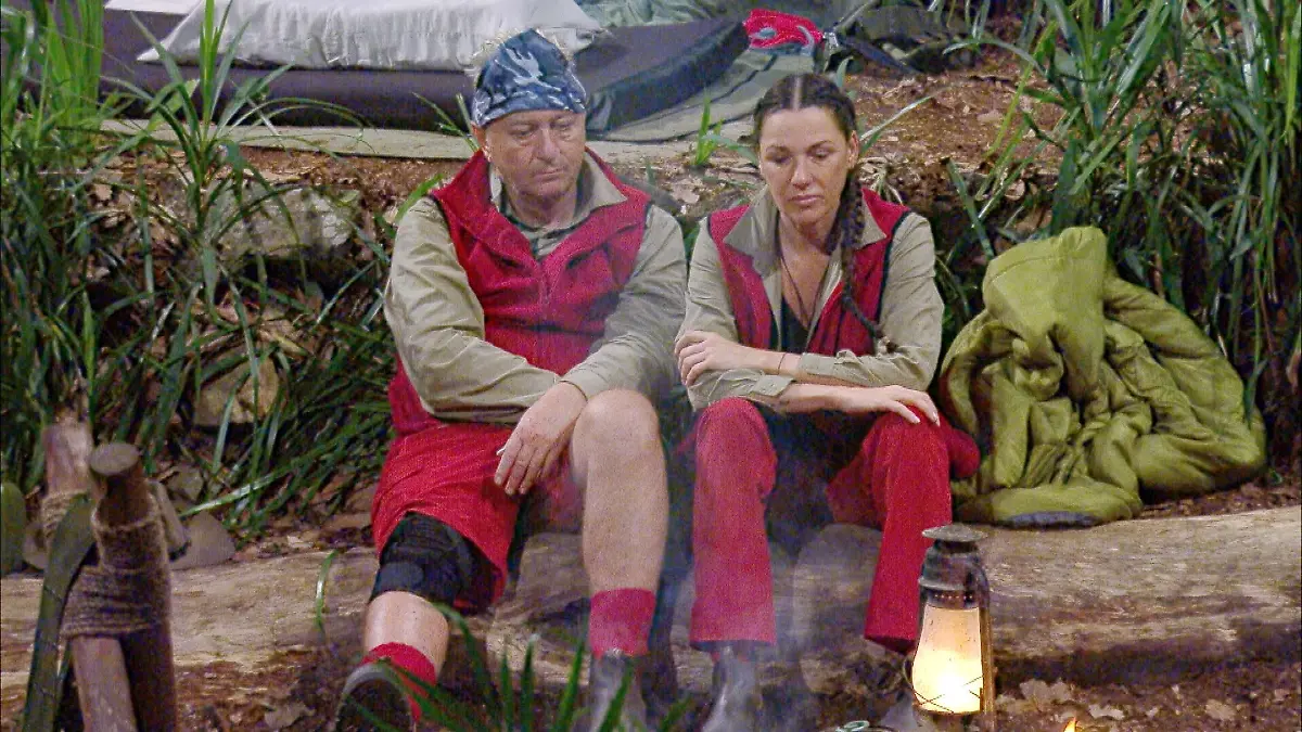 ACHTUNG-SPERRFRIST-FUeR-ALLE-MEDIEN-BIS-ZUM-SHOWENDE-SAMSTAG-31-JANUAR-2026-22-30-UHR-Simone-Ballack-und-Hubert-Fella-sitzen-am-Lagerfeuer-und-weinen-Der-Dschungel-zehrt-einfach-sehr-an-den-Kraeften-der-beiden-Stars-Die-Verwendung-des-sendungsbezogenen-Materials-ist-nur-mit-dem-Hinweis-und-Verlinkung-auf-RTL-gestattet