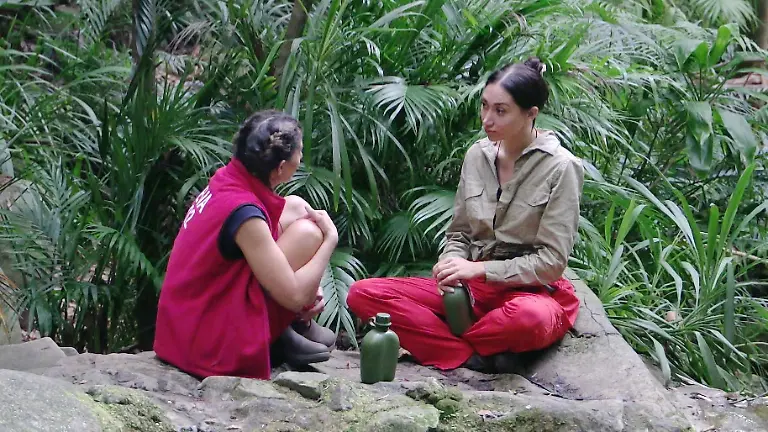 ACHTUNG-SPERRFRIST-FUeR-ALLE-MEDIEN-BIS-ZUM-SHOWENDE-SAMSTAG-31-JANUAR-2026-22-30-UHR-Voellig-unerwartet-fragt-Eva-Benetatou-l-Samira-Yavuz-ob-sie-noch-mal-reden-wollen-Samira-ist-skeptisch-und-fragt-sich-was-Eva-damit-bezweckt-geht-aber-mit-ihr-an-den-Weiher-Die-Verwendung-des-sendungsbezogenen-Materials-ist-nur-mit-dem-Hinweis-und-Verlinkung-auf-RTL-gestattet