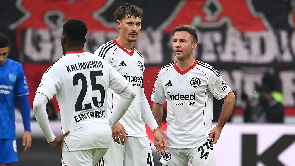 v-re-Mario-GOETZE-Eintracht-Frankfurt-Robin-KOCH-Eintracht-Frankfurt-Arnaud-KALIMUENDO-Eintracht-Frankfurt-nach-Gegentor-Enttaeuschung-Frust-enttaeuscht-frustriert-niedergeschlagen-Fussball-1-Bundesliga-Saison-2025-2026-20-Spieltag-Spieltag20-Eintracht-Frankfurt-Bayer-04-Leverkusen-am-31-01